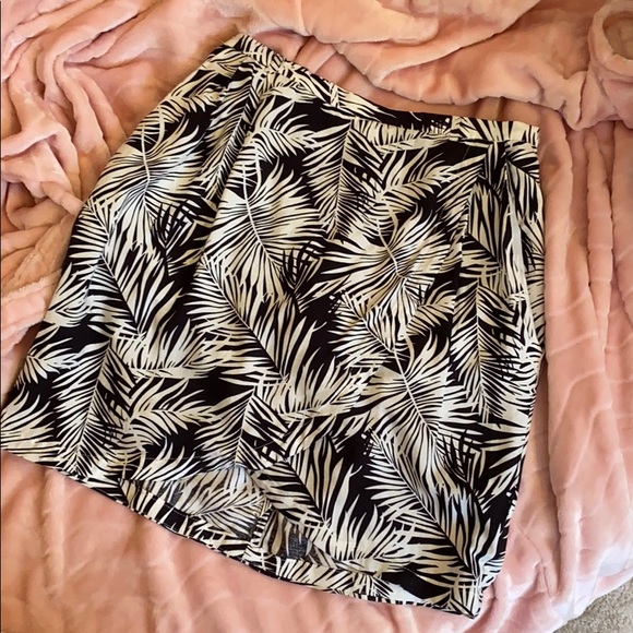 🥭 (4 for $15) H&M Black Floral Tropical Skirt - Picture 3 of 8